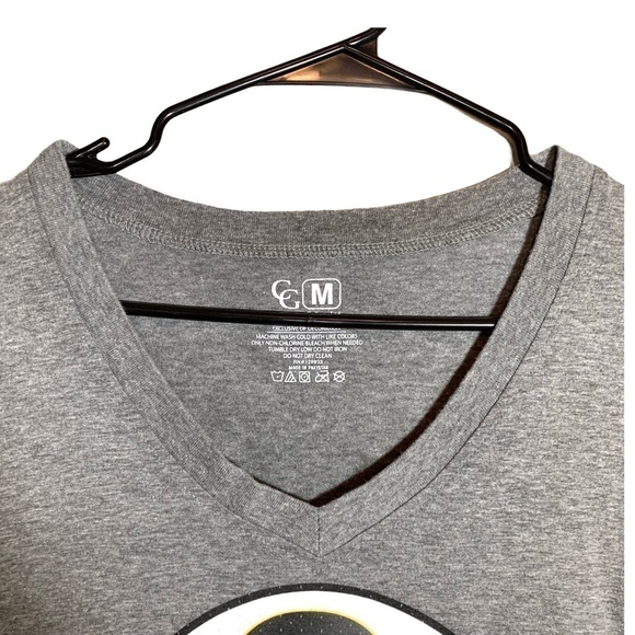 University of Iowa Hawkeyes Short Sleeve V-Neck Graphic T-Shirt Size Medium - Picture 4 of 13